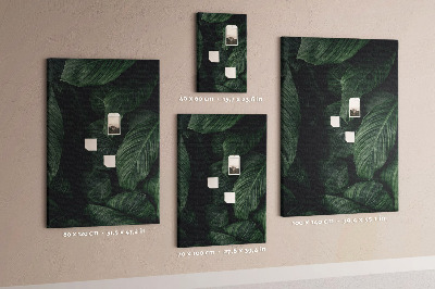 Bedruckte Korkplatte mit Motiv grüne Blätter vor dunklem Hintergrund