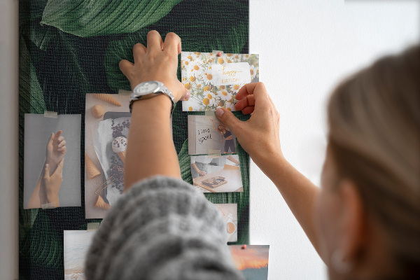 Bedruckte Korkplatte mit Motiv grüne Blätter vor dunklem Hintergrund