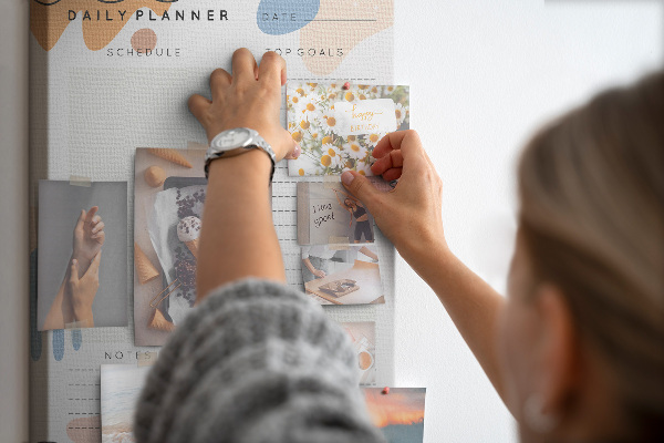 Pinnwand mit farbenfrohem abstrakten Formendesign
