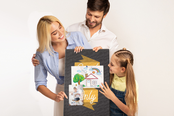 Pinnwand positive Stimmung vor dunklem Hintergrund