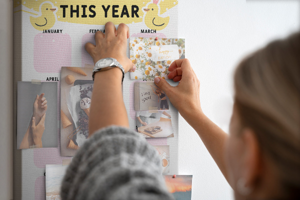 Pinnwand mit fröhlichem Vogelmotiv als Kalender