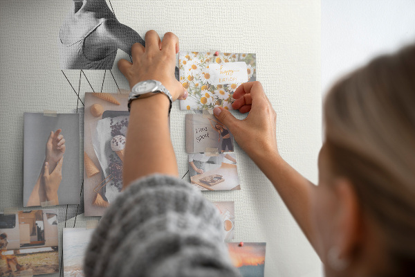 Bedruckte Korkplatte mit dem Motiv Tanzen in einem Netz unsichtbarer Fäden