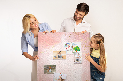 Pinnwand in Zartrosa mit goldenen Akzenten
