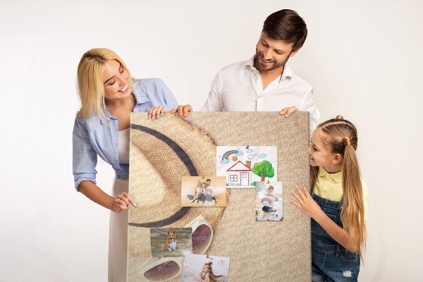 Bedruckte Korkplatte mit sommerlichem Strandmotiv im Sand