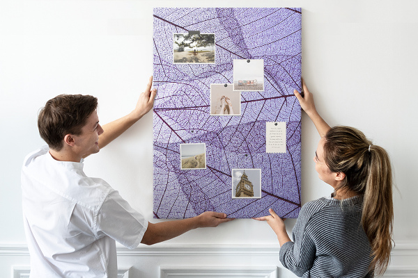 Bedruckte Korkplatte mit Motiv zarte Blätter in Violetttönen