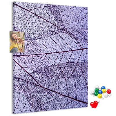 Bedruckte Korkplatte mit Motiv zarte Blätter in Violetttönen