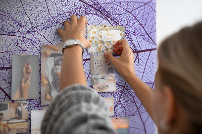 Bedruckte Korkplatte mit Motiv zarte Blätter in Violetttönen