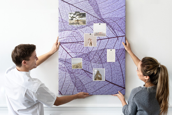 Bedruckte Korkplatte mit Motiv zarte Blätter in Violetttönen