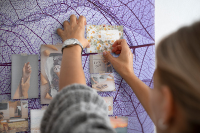 Bedruckte Korkplatte mit Motiv zarte Blätter in Violetttönen