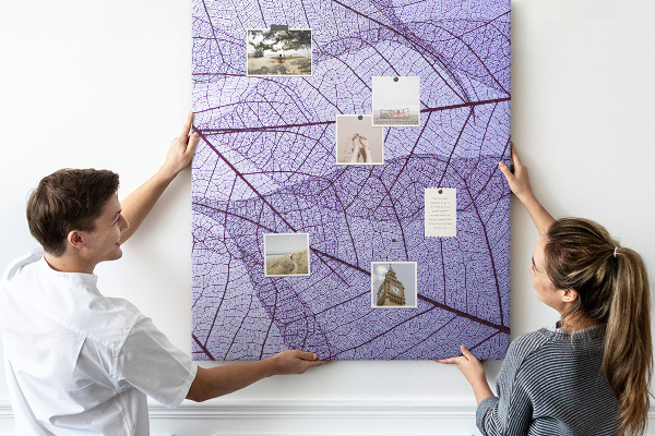 Bedruckte Korkplatte mit Motiv zarte Blätter in Violetttönen