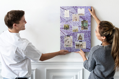 Bedruckte Korkplatte mit Motiv zarte Blätter in Violetttönen