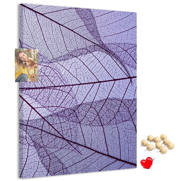 Bedruckte Korkplatte mit Motiv zarte Blätter in Violetttönen