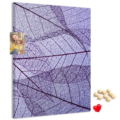 Bedruckte Korkplatte mit Motiv zarte Blätter in Violetttönen