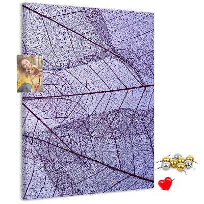 Bedruckte Korkplatte mit Motiv zarte Blätter in Violetttönen