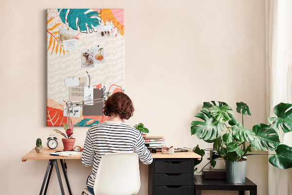 Kork-Pinnwand mit Motiv tropische Blätter und Blüten in Pastelltönen