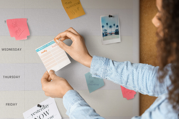 Kork-Pinnwand mit Wochenplan für den Speiseplan