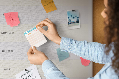 Kork-Pinnwand mit Wochenplan für den Speiseplan