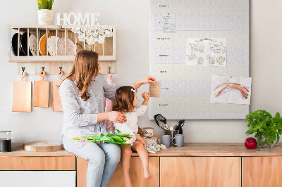Kork-Pinnwand mit Wochenplan für den Speiseplan