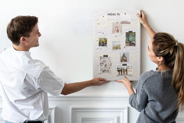 Kork-Pinnwand mit Wochenplan für den Speiseplan