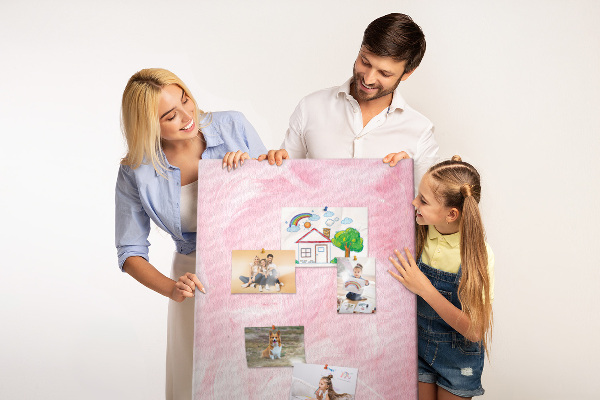 Bedruckte Korkplatte mit Motiv zarte rosa Federn