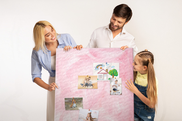 Bedruckte Korkplatte mit Motiv zarte rosa Federn
