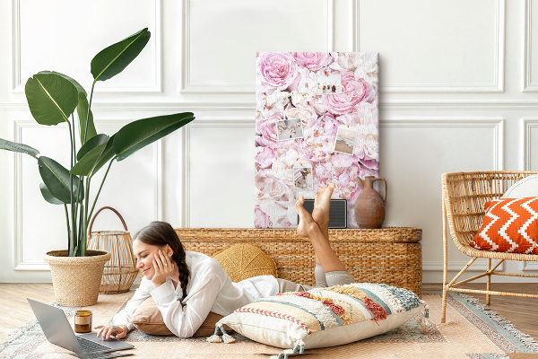 Kork-Pinnwand mit Motiv aus rosa Blüten in zarter Farbkombination