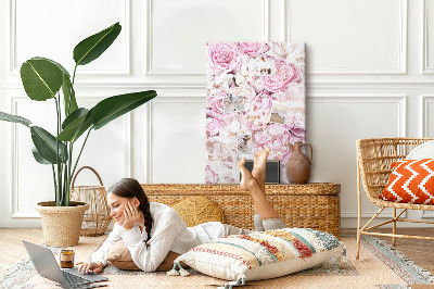 Kork-Pinnwand mit Motiv aus rosa Blüten in zarter Farbkombination