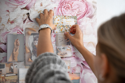 Kork-Pinnwand mit Motiv aus rosa Blüten in zarter Farbkombination