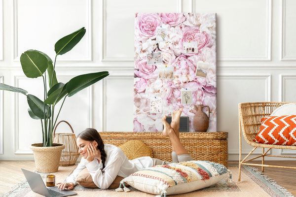 Kork-Pinnwand mit Motiv aus rosa Blüten in zarter Farbkombination