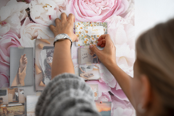 Kork-Pinnwand mit Motiv aus rosa Blüten in zarter Farbkombination