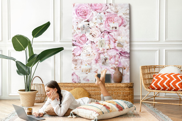 Kork-Pinnwand mit Motiv aus rosa Blüten in zarter Farbkombination