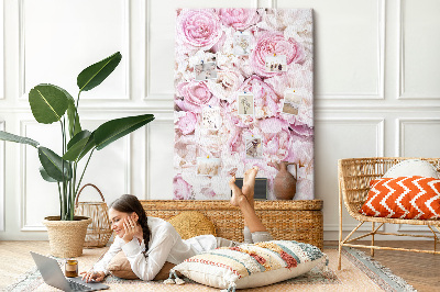 Kork-Pinnwand mit Motiv aus rosa Blüten in zarter Farbkombination