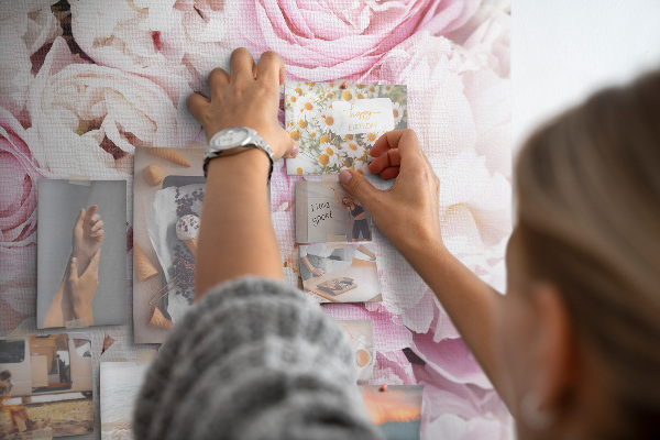 Kork-Pinnwand mit Motiv aus rosa Blüten in zarter Farbkombination