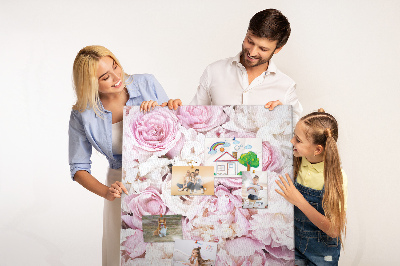 Kork-Pinnwand mit Motiv aus rosa Blüten in zarter Farbkombination