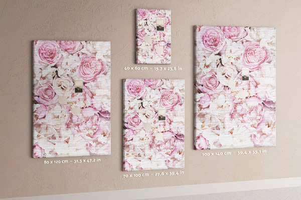 Kork-Pinnwand mit Motiv aus rosa Blüten in zarter Farbkombination