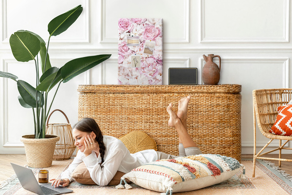 Kork-Pinnwand mit Motiv aus rosa Blüten in zarter Farbkombination