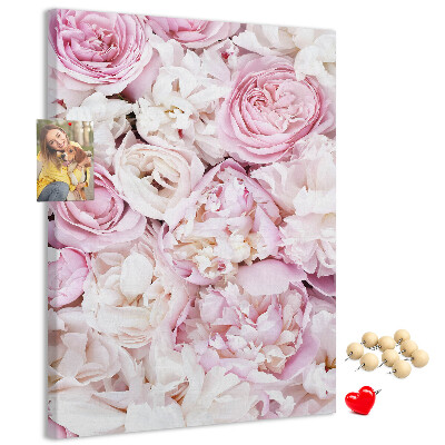 Kork-Pinnwand mit Motiv aus rosa Blüten in zarter Farbkombination