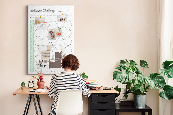 Kork-Pinnwand mit 30-Tage-Challenge-Planer