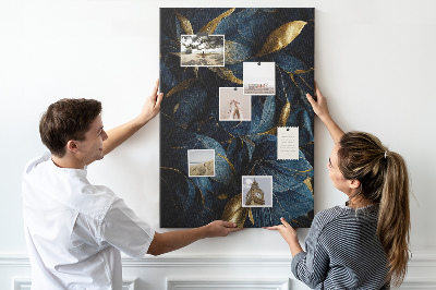 Bedruckte Korkplatte mit goldenen Blättern auf dunklem Hintergrund