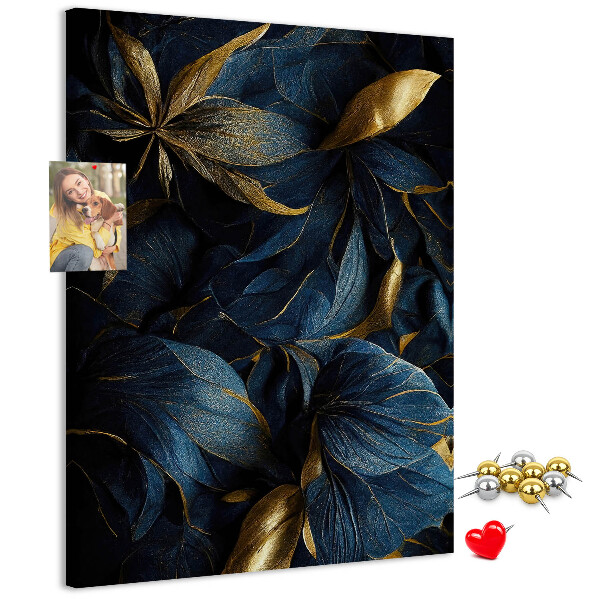 Bedruckte Korkplatte mit goldenen Blättern auf dunklem Hintergrund