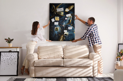 Bedruckte Korkplatte mit goldenen Blättern auf dunklem Hintergrund