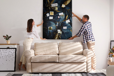 Bedruckte Korkplatte mit goldenen Blättern auf dunklem Hintergrund