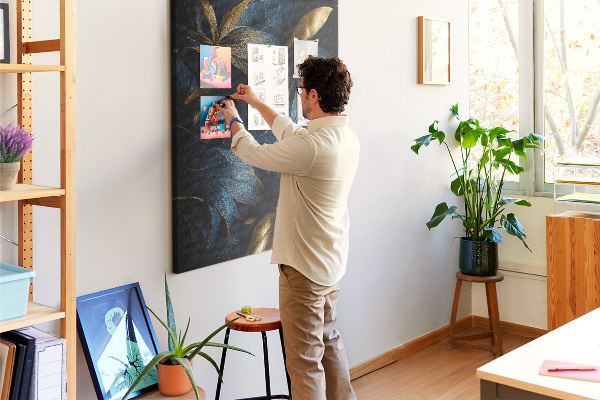 Bedruckte Korkplatte mit goldenen Blättern auf dunklem Hintergrund