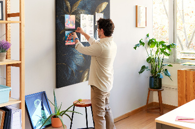Bedruckte Korkplatte mit goldenen Blättern auf dunklem Hintergrund