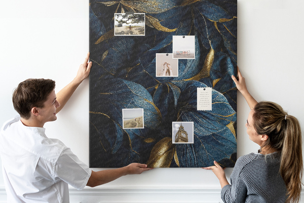 Bedruckte Korkplatte mit goldenen Blättern auf dunklem Hintergrund