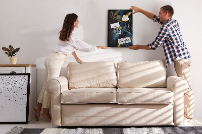 Bedruckte Korkplatte mit goldenen Blättern auf dunklem Hintergrund