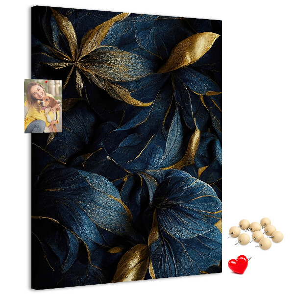 Bedruckte Korkplatte mit goldenen Blättern auf dunklem Hintergrund