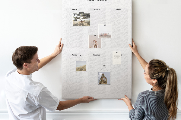 Bedruckte Korkplatte als Visionboard mit leeren Abschnitten