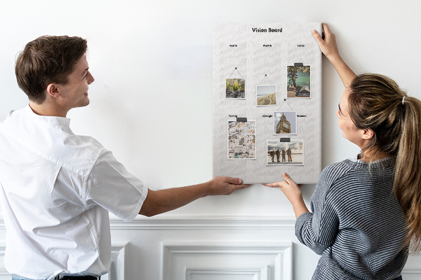 Bedruckte Korkplatte als Visionboard mit leeren Abschnitten