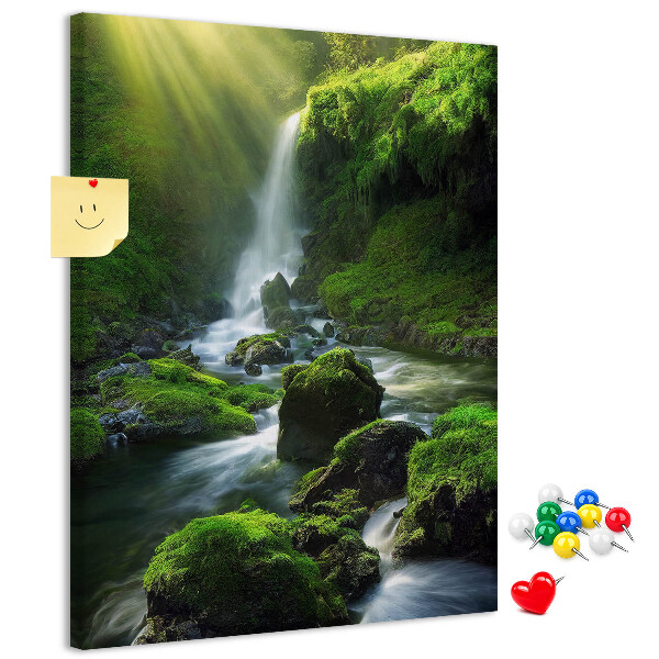 Bedruckte Korkplatte grünes Tal mit Wasserfall und Bach